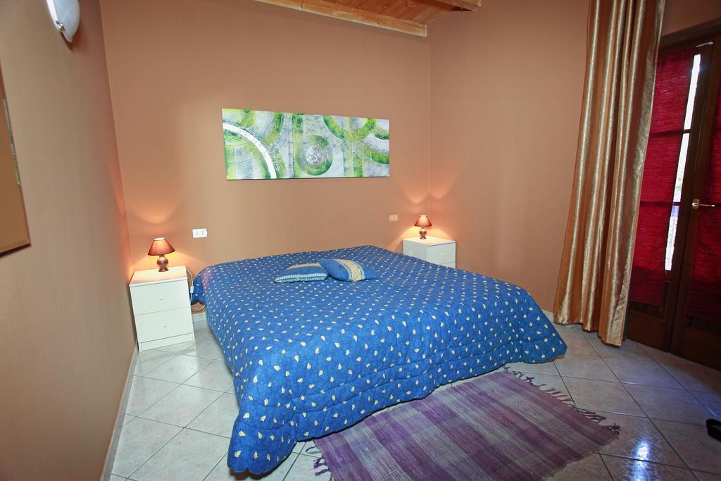 Agriturismo Licensi Del Bresa Villa Monzambano Rum bild
