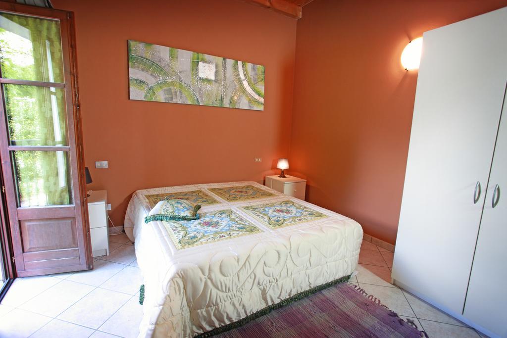Agriturismo Licensi Del Bresa Villa Monzambano Rum bild